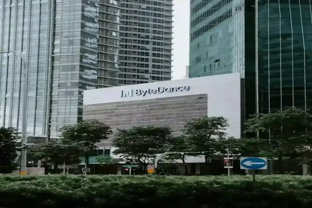 Fotografía fotorrealista de la fachada exterior del edificio de oficinas de ByteDance en Singapur, mostrando el logotipo de la empresa. La imagen ilustra la presencia global de la matriz de TikTok, un tema central en el análisis sobre sus nuevas inversiones tecnológicas en Latinoamérica en 2026 para CEO Finance Lab.