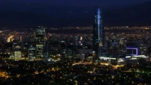 Las ciudades de Latinoamérica más influyentes en el sistema financiero. Fotografía de la ciudad de Santiago de Chile, destacando el rascacielos Costanera Center y la Cordillera de los Andes al fondo, ilustrando su posición como el primer centro financiero en el ranking regional para CEO Finance Lab.