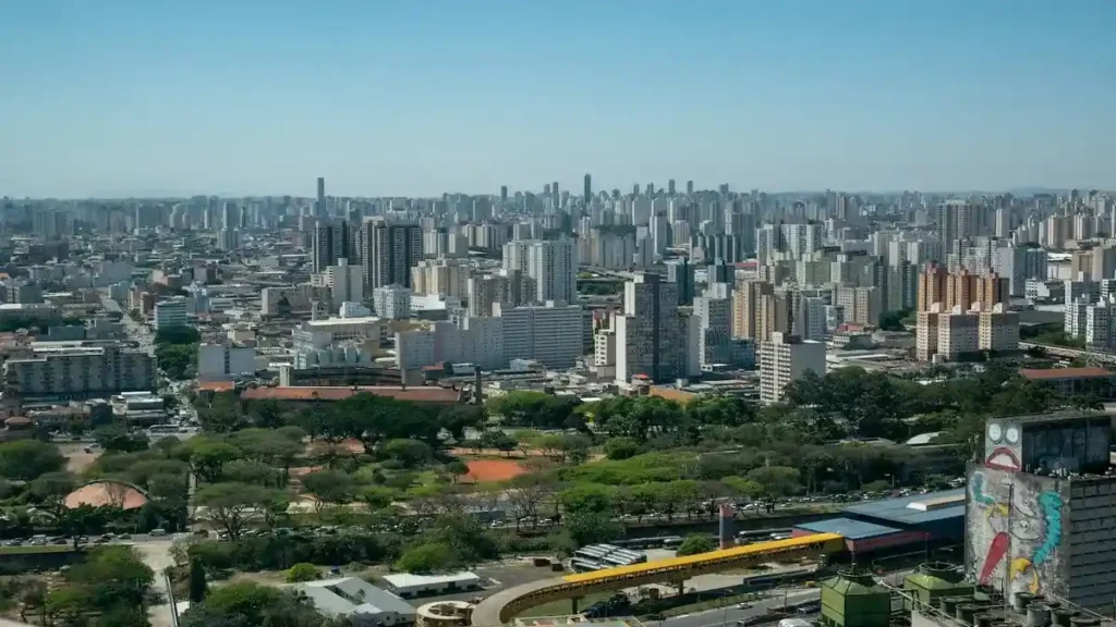 Vista panorámica del centro de la ciudad de São Paulo, Brasil, destacando su densa infraestructura urbana como el centro financiero y bursátil más poderoso de Latinoamérica en 2026.