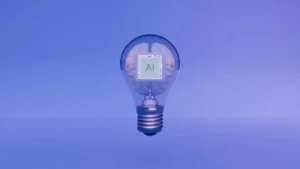 Una bombilla encendida con un cerebro humano y un chip de circuito integrado en su interior, representando la crisis energética de la IA y el consumo eléctrico de la tecnología.